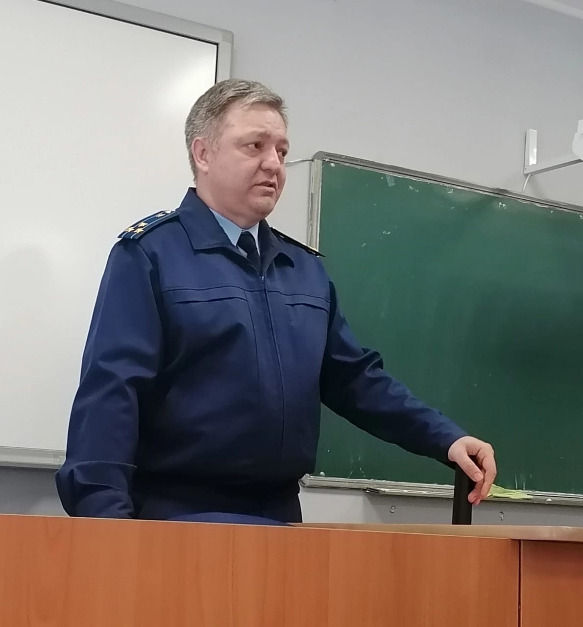 Прокурор Лебяжьевского района разъяснил действующее законодательство учащимся и учителям Лебяжьевской школы.
